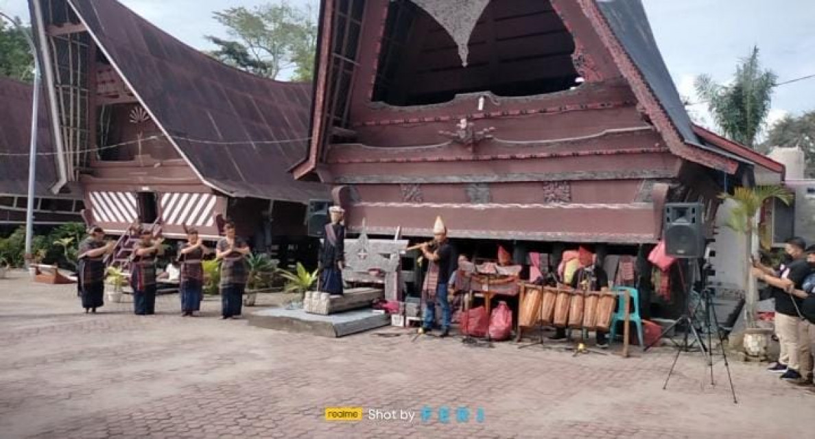 Menikmati Budaya Batak di Desa Tomok Pulau Samosir Sumatera Utara